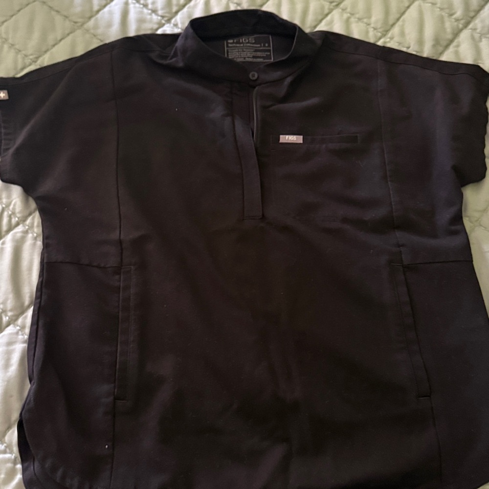 Figs Black scrub top